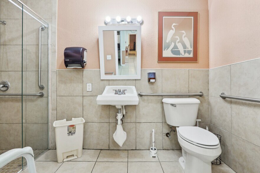 More Photos Of 201 Rosefield Ave, Leesburg Healthcare For Sale