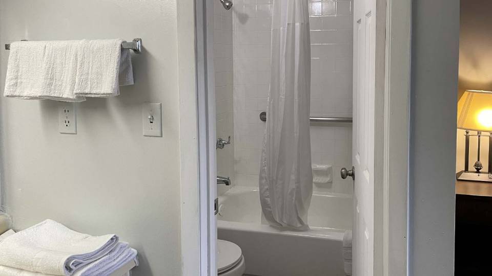 More Photos Of 1160 E Main St, Wytheville Hotel For Sale