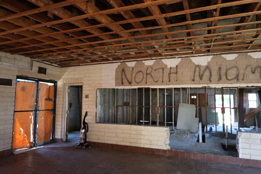 More Photos Of 14100 W Dixie Hwy, Miami Restaurant For Lease