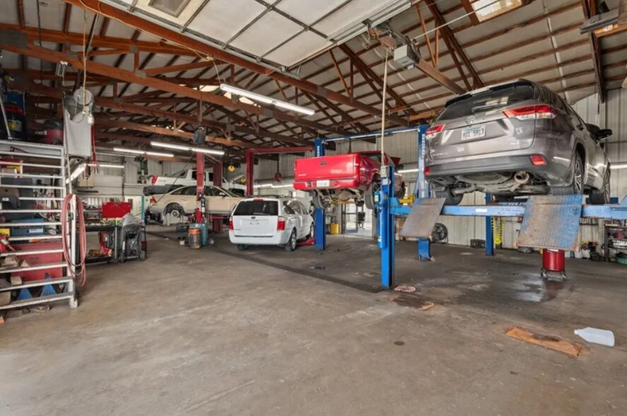 More Photos Of 2300 Hoffman Dr, Effingham Auto Repair For Sale