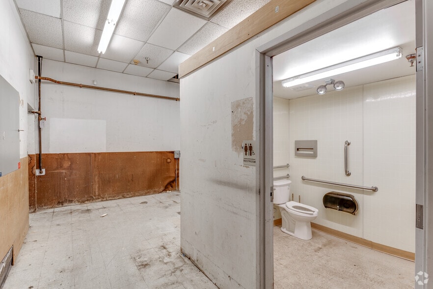 More Photos Of 215 S Broad St, Philadelphia Office For Lease