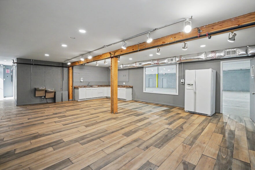 More Photos Of 2001 Production Dr, Louisville Warehouse For Lease