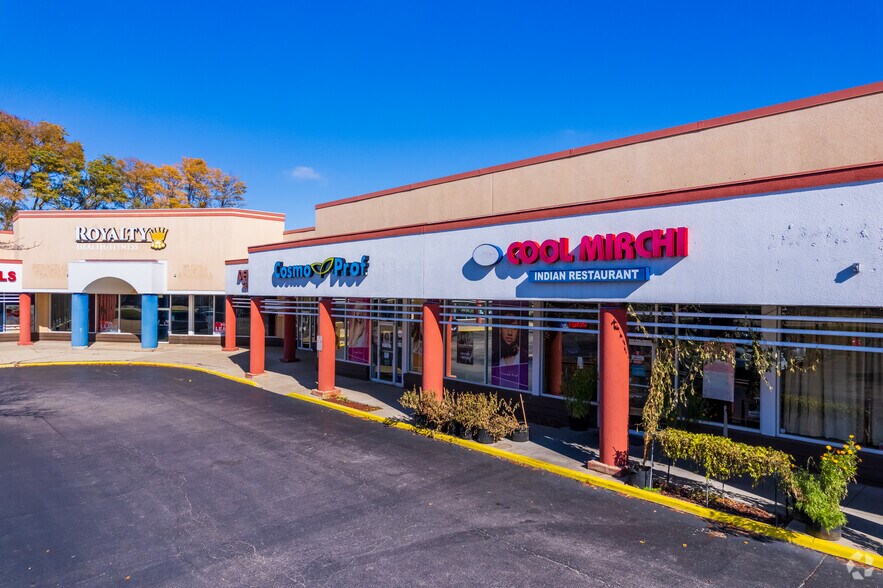 More Photos Of 800-830 E Nerge Rd, Roselle General Retail For Lease