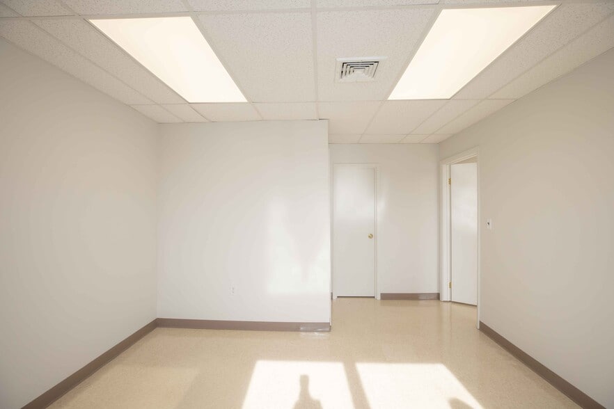 More Photos Of 20 Cain Dr, Plainview Warehouse For Lease