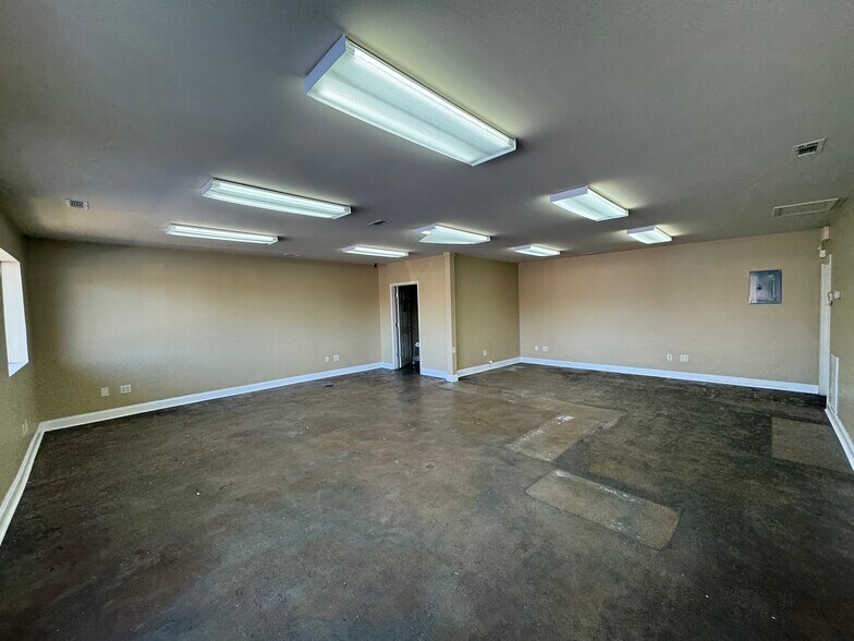 More Photos Of 1109 Jennings Ave, Seneca Flex For Lease