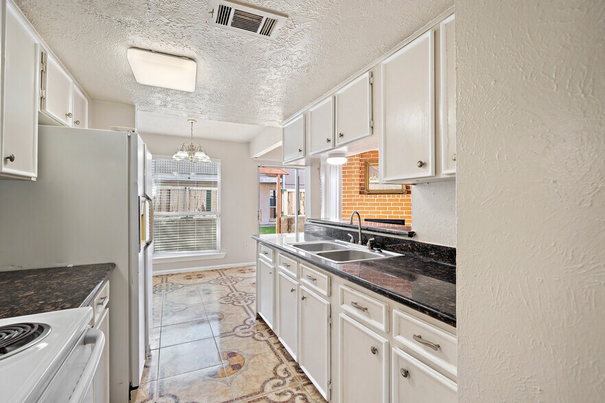 More Photos Of 2323 Burke, Pasadena Apartments For Sale