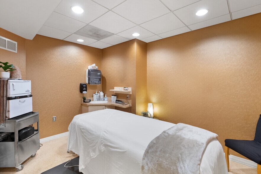 More Photos Of 121 W 48th St, Kansas City Apartments For Lease