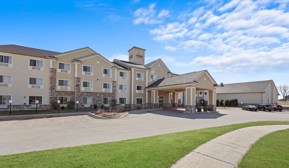 Primary Photo Of 725 Paradise Ln, Johnson Creek Hotel For Sale