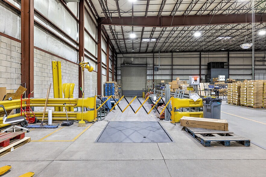 More Photos Of 4333-4335 W Fort St, Detroit Distribution For Lease