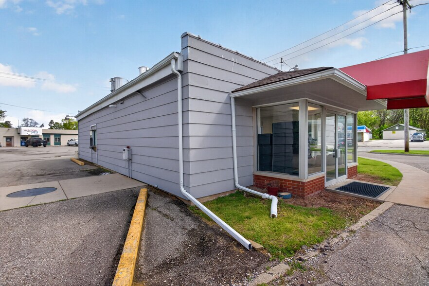 More Photos Of 124 S Brooklyn Rd, Napoleon Freestanding For Sale