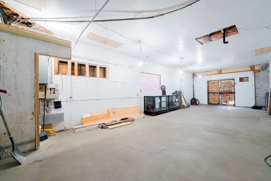 More Photos Of 111 Terminal Av, Nanaimo General Retail For Sale