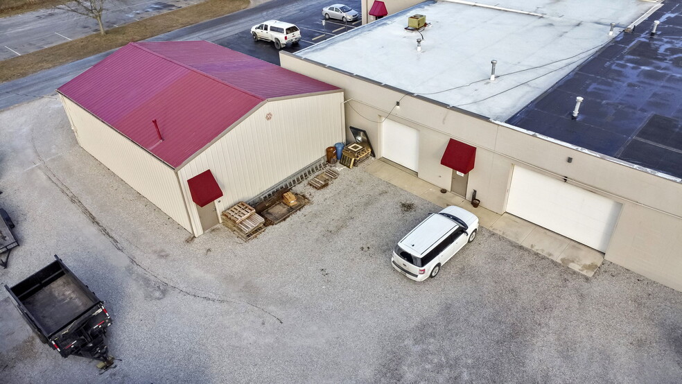 More Photos Of 187-189 W Johnstown Rd, Gahanna Warehouse For Lease