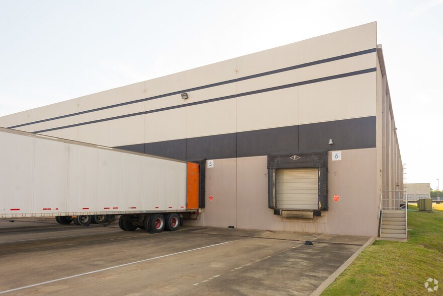 More Photos Of 3510 Winchester Rd, Memphis Distribution For Lease