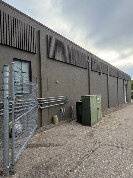 More Photos Of 3320 Terminal Dr, Saint Paul Distribution For Lease