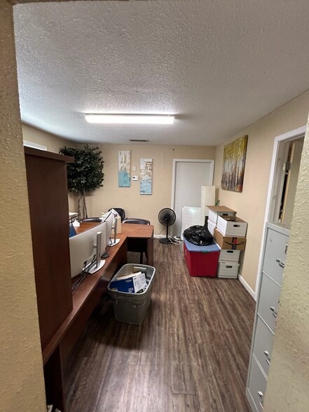 More Photos Of 440 N Broadway St, Joshua Manufacturing For Lease