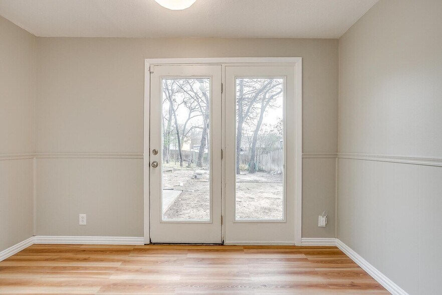 More Photos Of 2418 Cales Dr, Arlington Office Residential For Sale