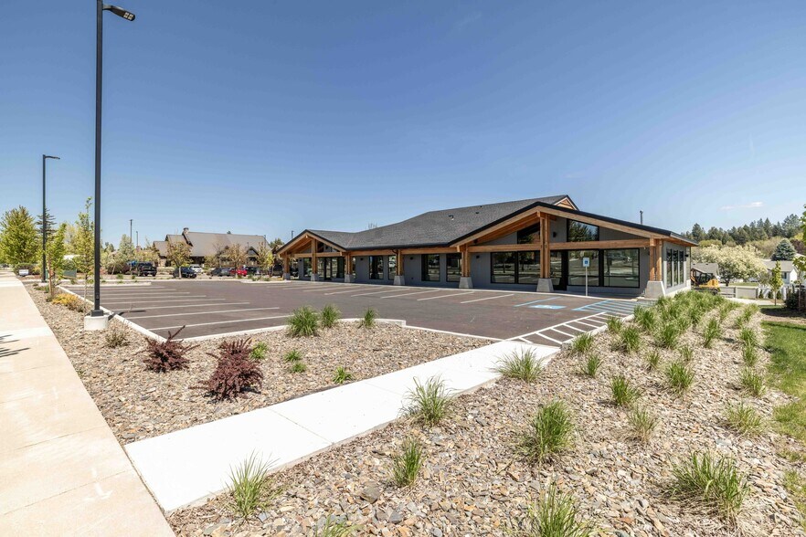 More Photos Of 8512 N Wayne Dr, Hayden Flex For Lease