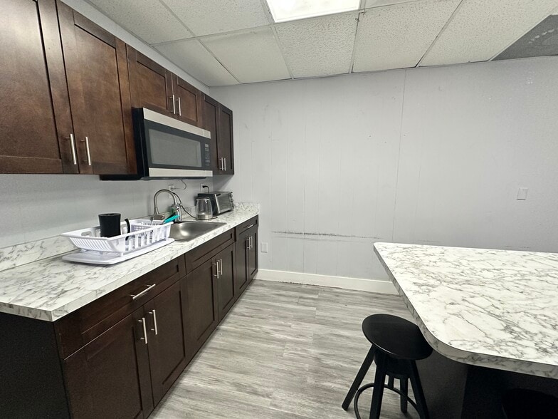 More Photos Of 215 W 75th Pl, Hialeah Manufacturing For Sale