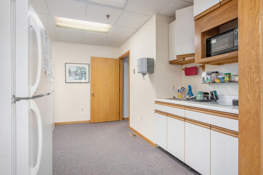 More Photos Of 3050 Commerce Dr, Fort Gratiot Office For Sale