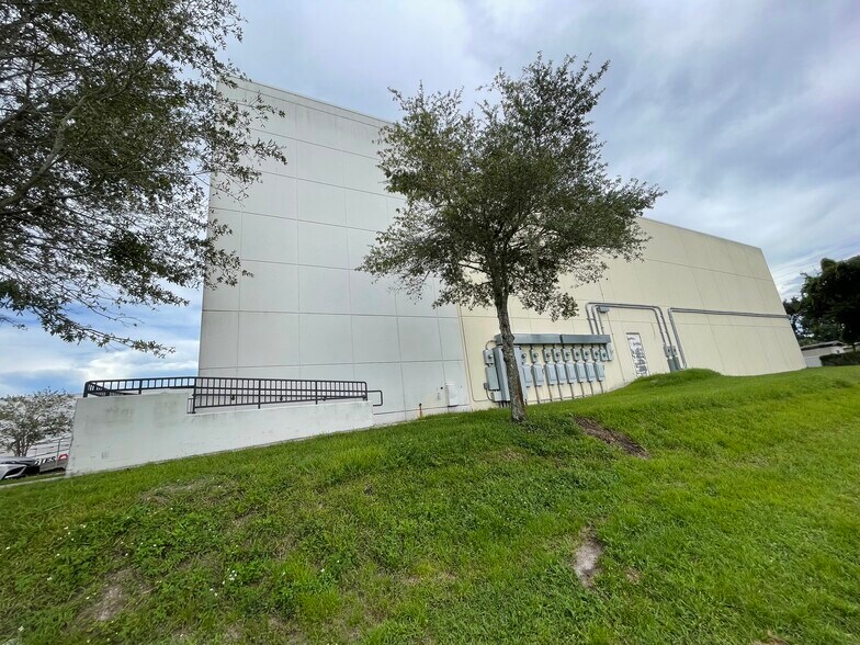 More Photos Of 1700 35th St, Orlando Warehouse For Lease
