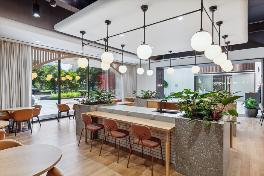 More Photos Of 811 Barton Springs Rd, Austin Office For Lease