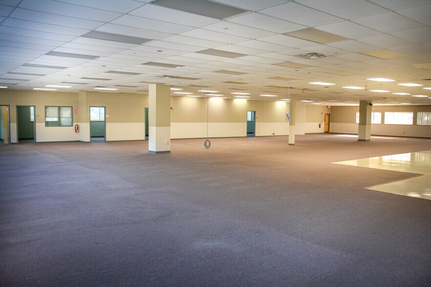 More Photos Of 19 Thompson Dr, Essex Manufacturing For Lease