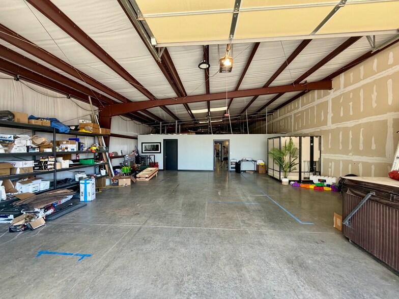 More Photos Of 413-417 S State St, Edmond Showroom For Lease