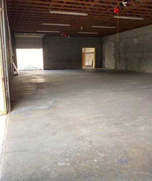 More Photos Of 1507 E Sugar Creek Rd, Charlotte Warehouse For Lease