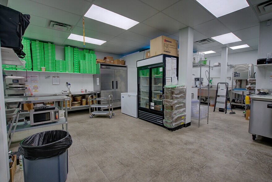 More Photos Of 5020 50 St, Sylvan Lake Storefront For Sale