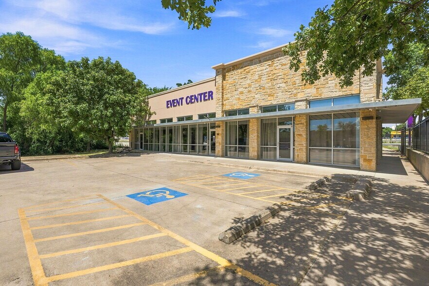 More Photos Of 11055 N IH-35, Austin Storefront For Lease