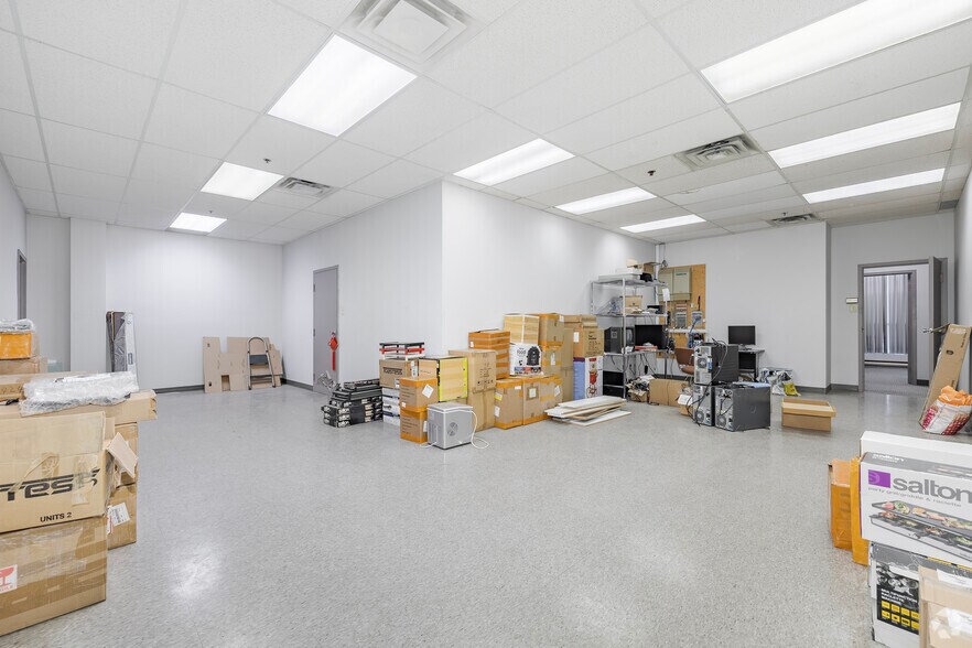 More Photos Of 81 Boul Brunswick, Dollard-des-Ormeaux Warehouse For Lease