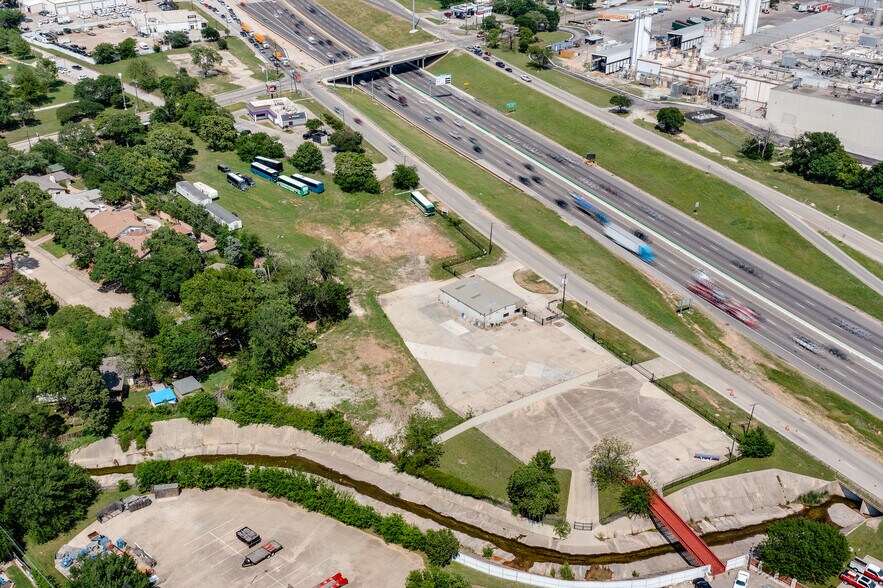 More Photos Of 801 N Walton Walker Hwy, Irving Warehouse For Lease