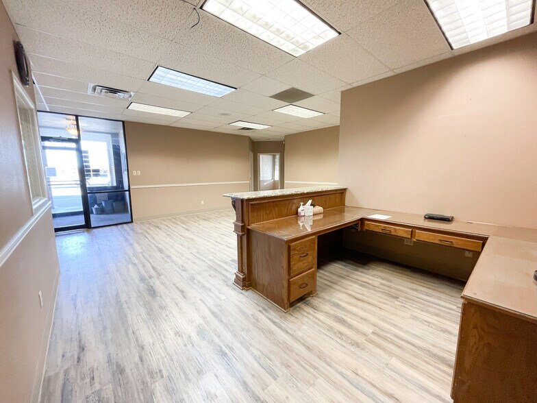 More Photos Of 4101-4103 84th St, Lubbock Office For Lease
