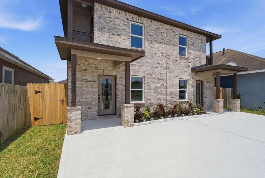 More Photos Of 10214 Carmencita Way, Houston Apartments For Sale
