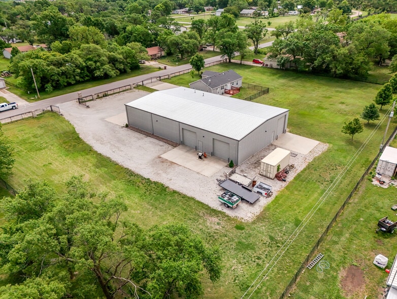More Photos Of 2325 S Crest St, Wichita Warehouse For Sale