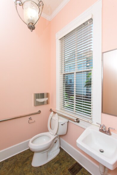 More Photos Of 921 N Palafox St, Pensacola Office For Sale