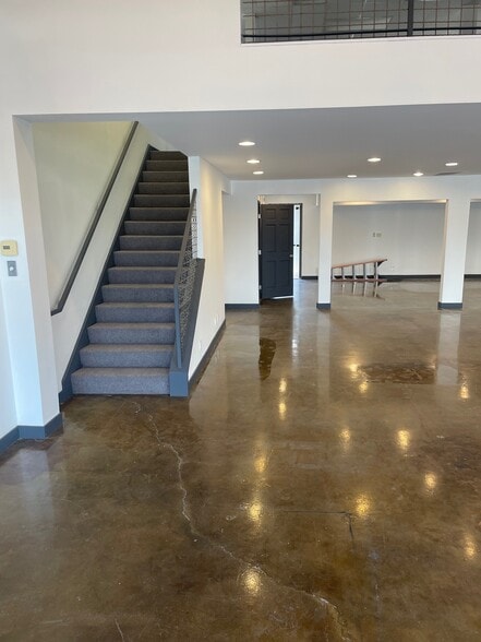 More Photos Of 22110 Ventura Blvd, Woodland Hills Storefront For Lease