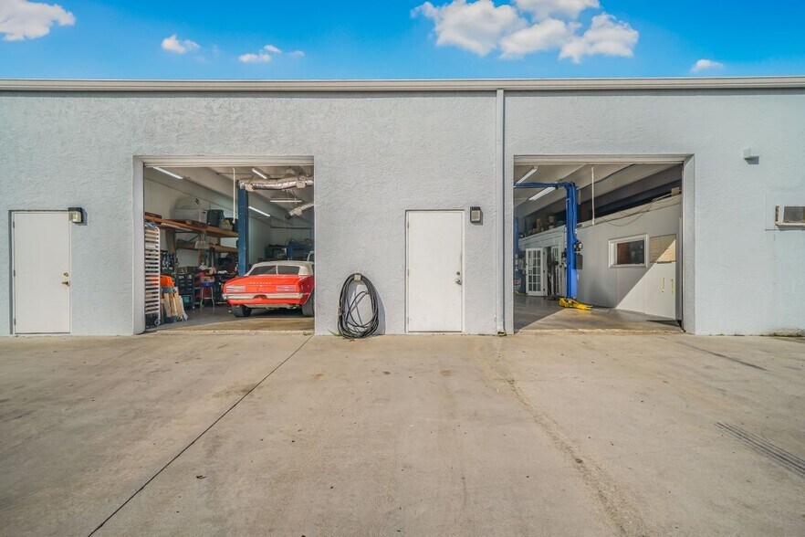 More Photos Of 3231 SE Slater St, Stuart Warehouse For Sale