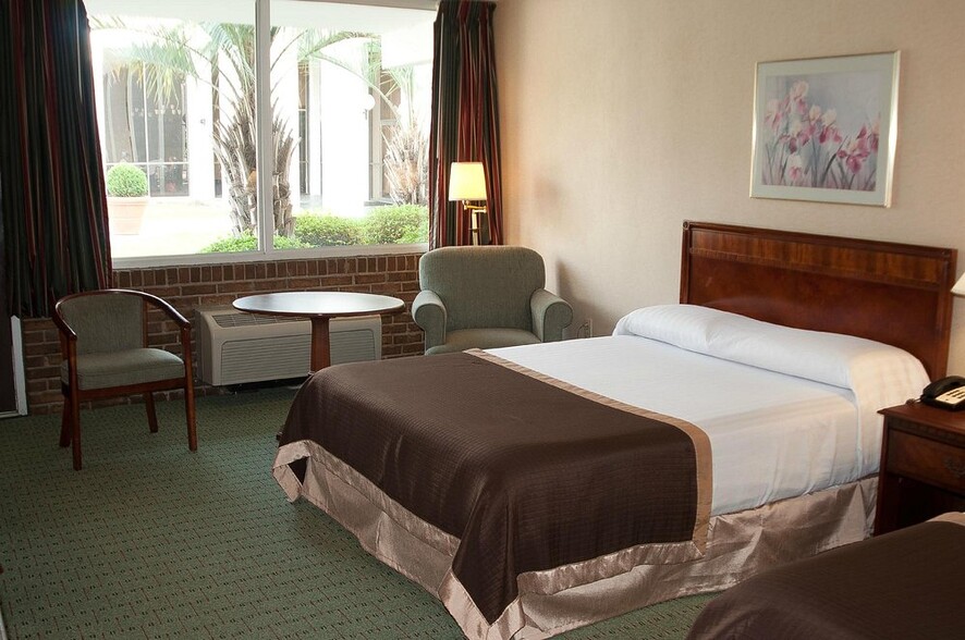 More Photos Of 1301 4th St, Hartsville Hotel For Sale