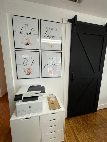 More Photos Of 1217 Perry St, Irving Office For Sale