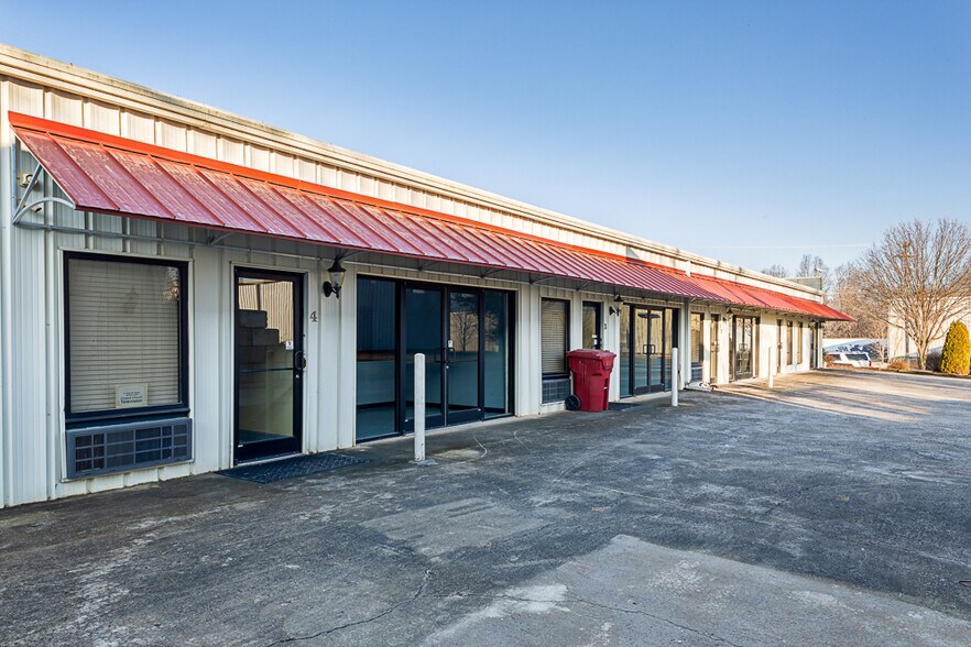 More Photos Of 3105 Industrial Dr, Johnson City Warehouse For Lease