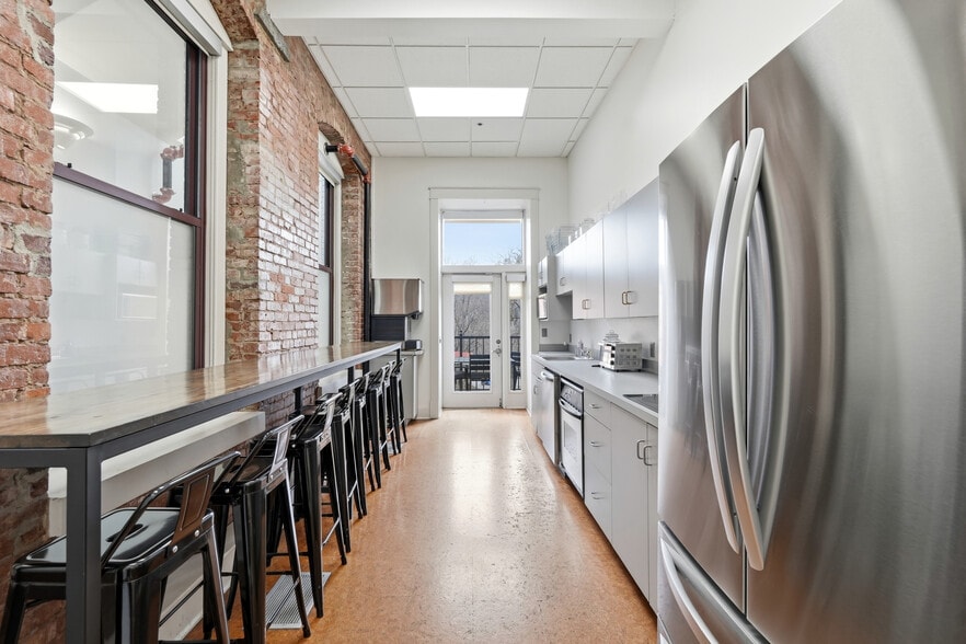 More Photos Of 2 N College Ave, Fayetteville Office For Lease