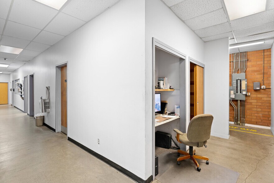 More Photos Of 1190 NE Division St, Gresham Warehouse For Lease