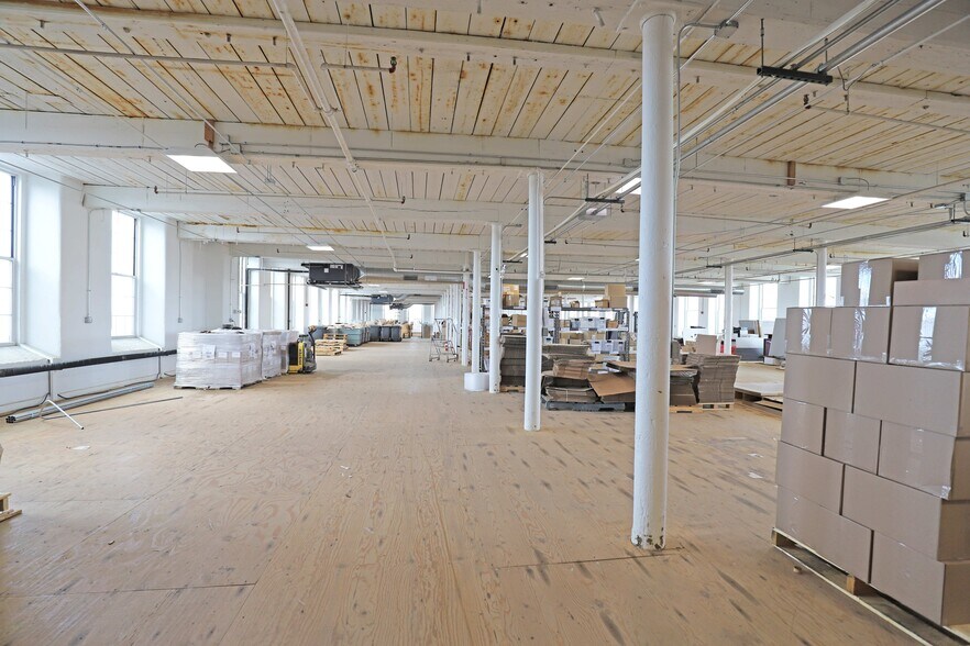 More Photos Of 657 Quarry St, Fall River Freestanding For Lease