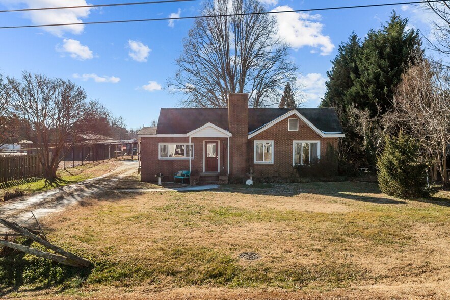 More Photos Of 814 E Mills Dr, Landis Flex For Sale
