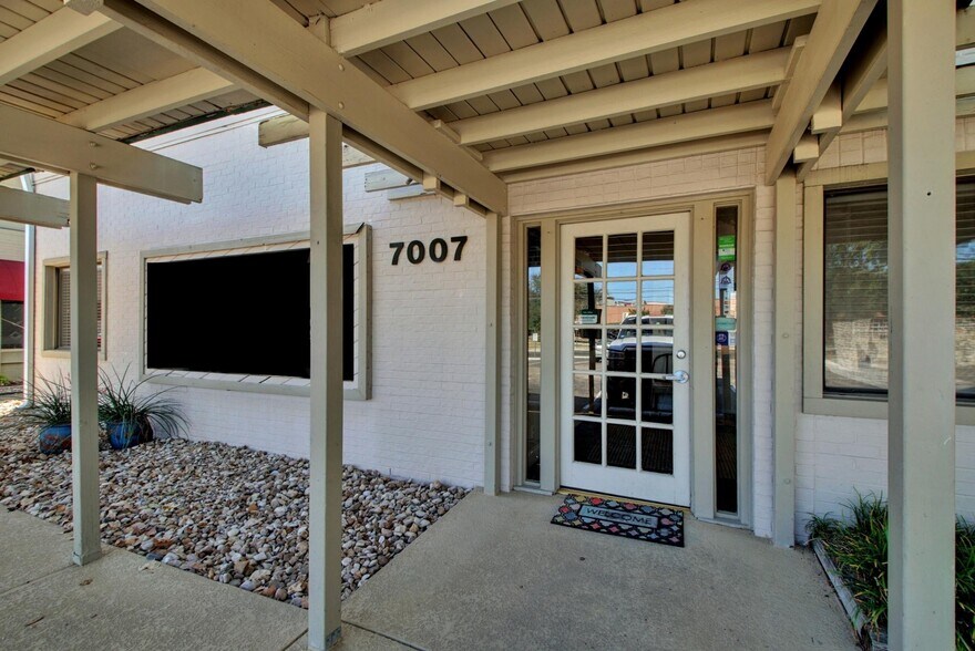 More Photos Of 7007 Hart Ln, Austin Medical For Sale