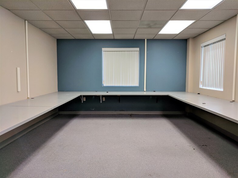 More Photos Of 901 W Main St, El Paso Office For Sale