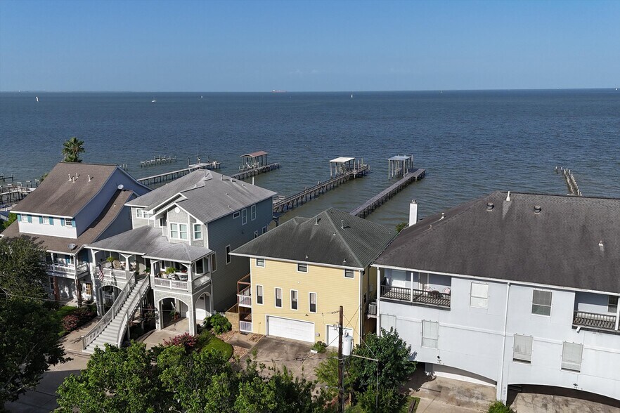 More Photos Of 804 Bay Ave, Kemah Specialty For Sale