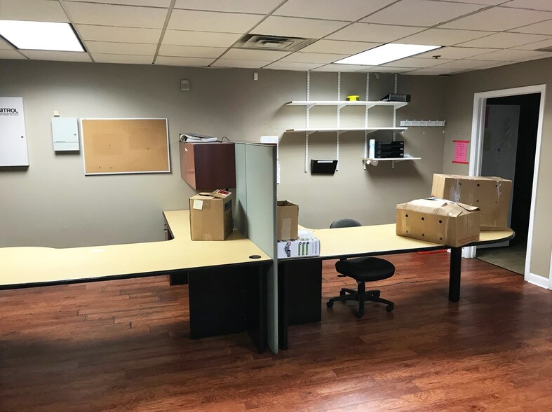 More Photos Of 740 Schneider Dr, South Elgin Manufacturing For Sale