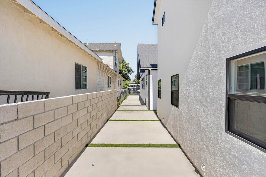 More Photos Of 678 E 45th St, Los Angeles Multifamily For Sale
